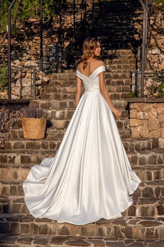 SV.MONI. Velikost : 42Barva: Ivory