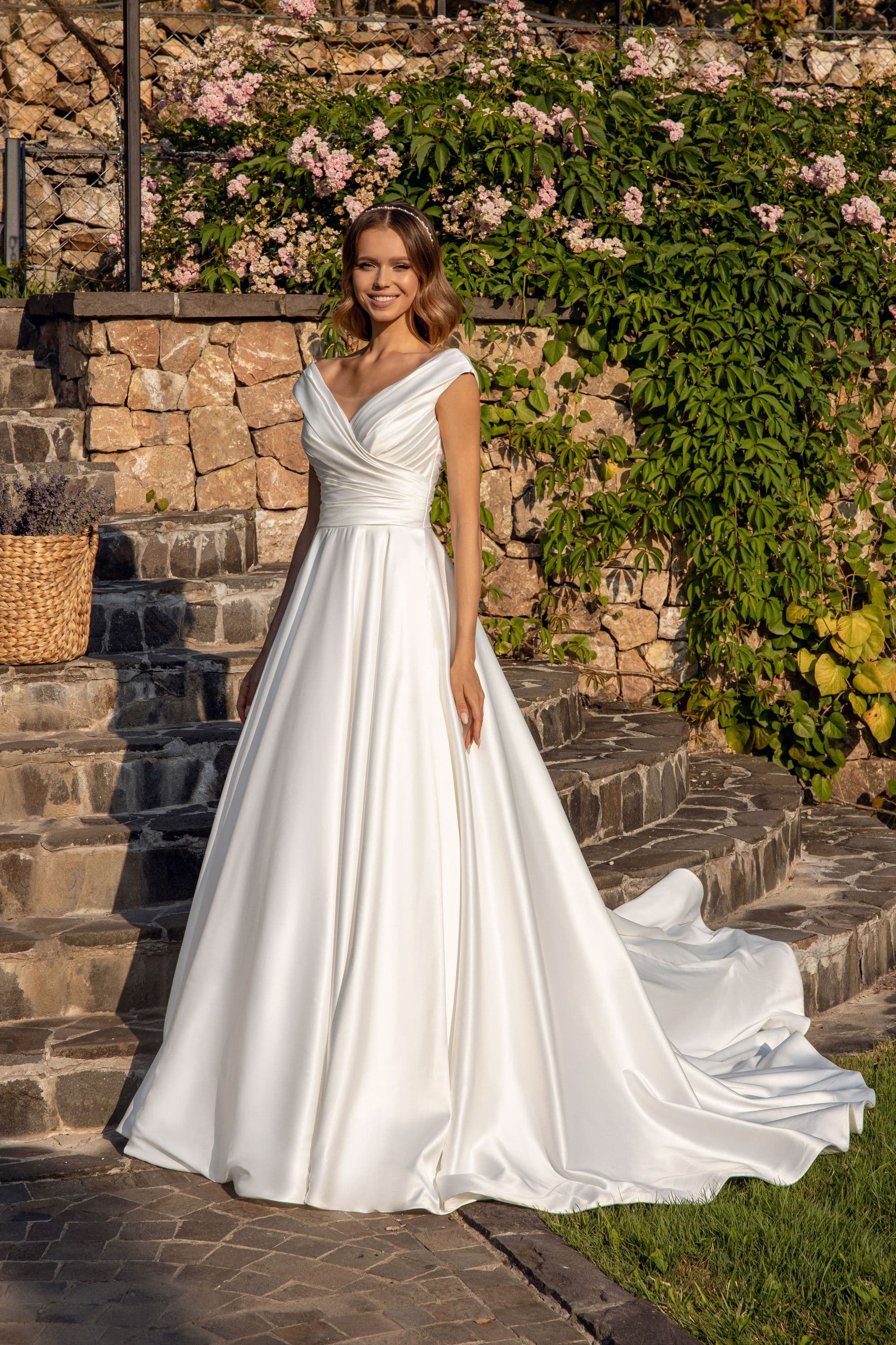 SV.MONI. Velikost : 42Barva: Ivory