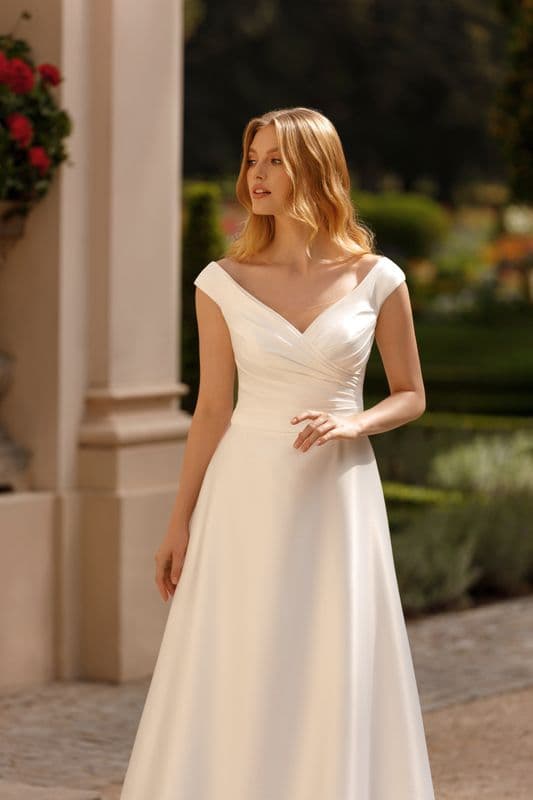 SV.MONI.Velikost : 40Barva: Ivory