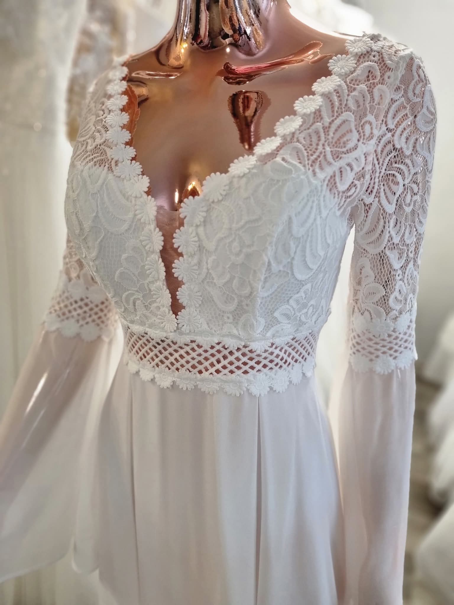 ŠIFONOVÉ ŠATY S KRAJKOUVelikost:34-36Barva:ivory