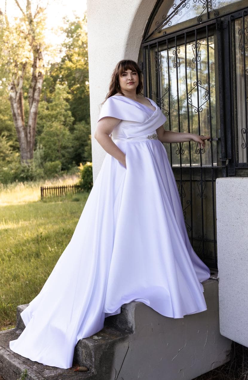 2.SV.MIRIS MONROEVelikost: 50-52Barva: ivory