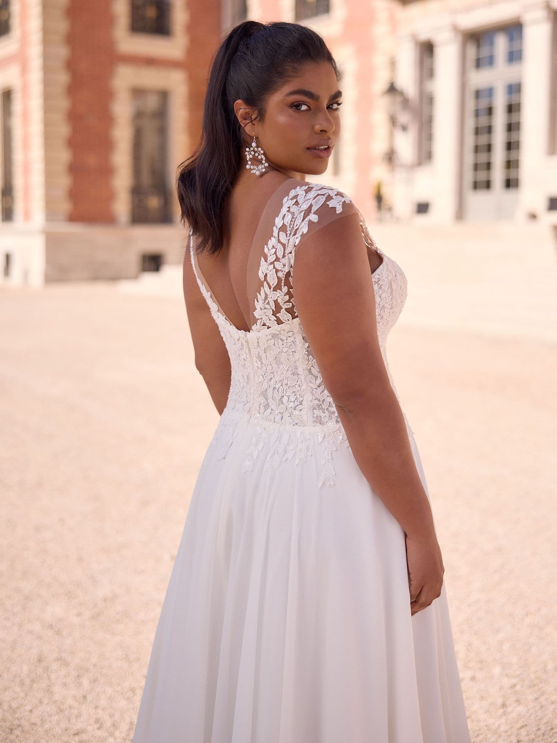 SV.NB.GIADAVelikost:50Barva:ivory