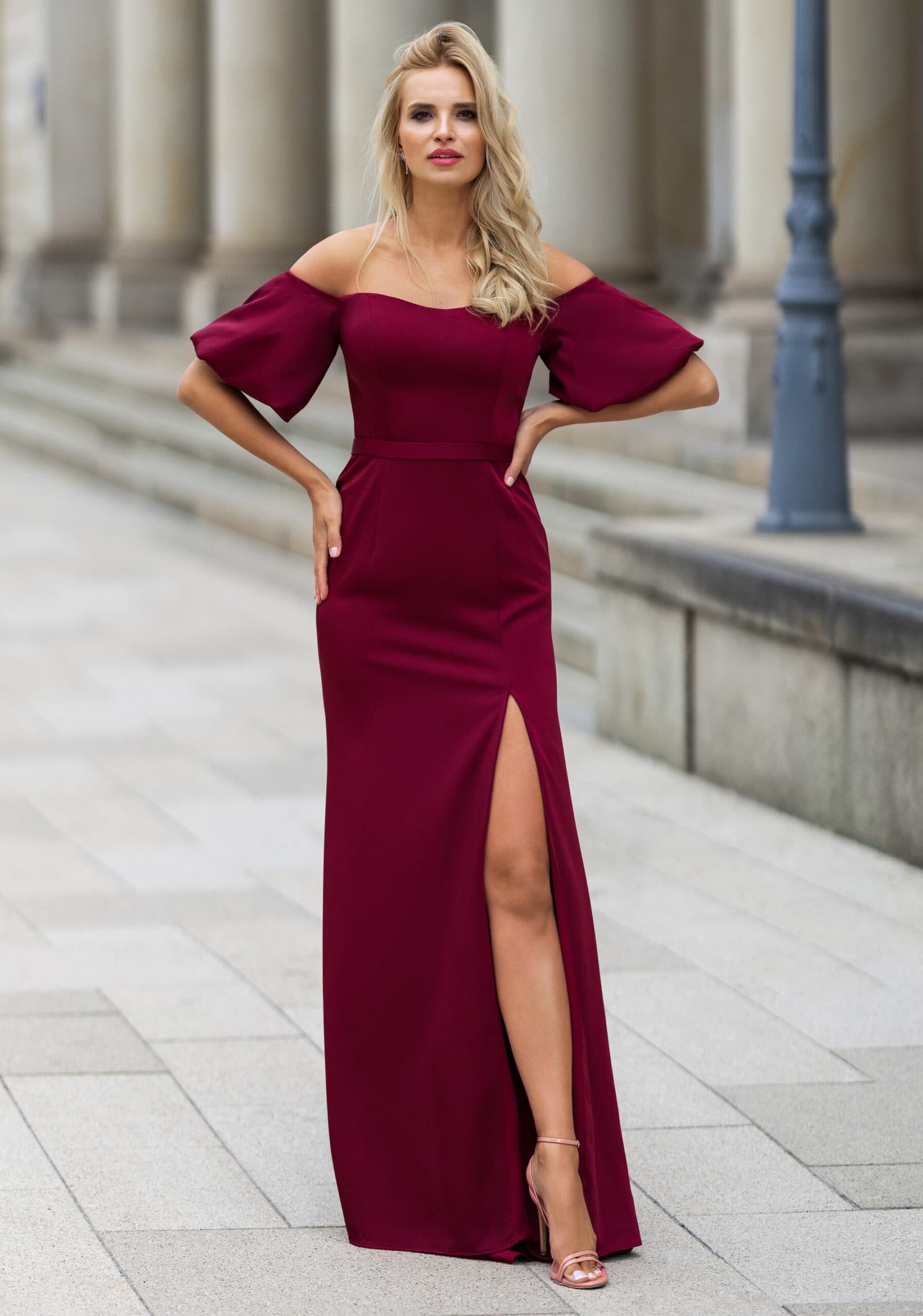 fliessendes-abendkleid-mit-puff-armeln-in-rio-red-scaled