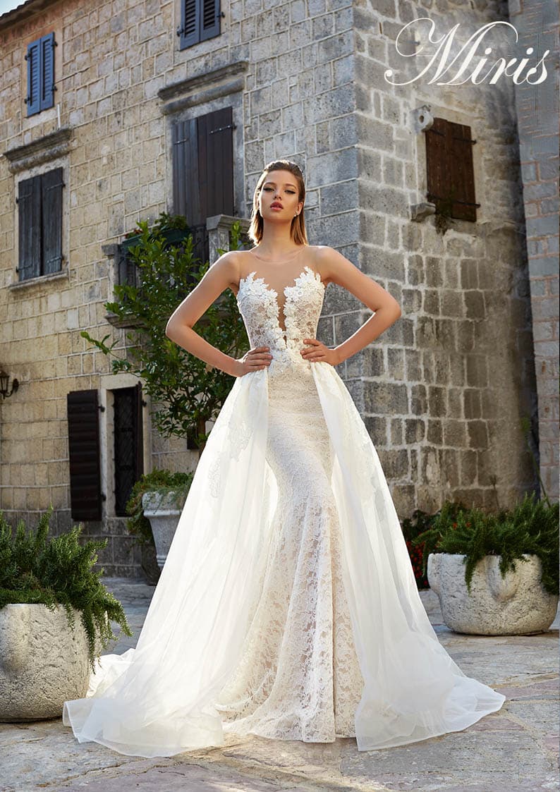 Nevěsta ve svatebních šatech